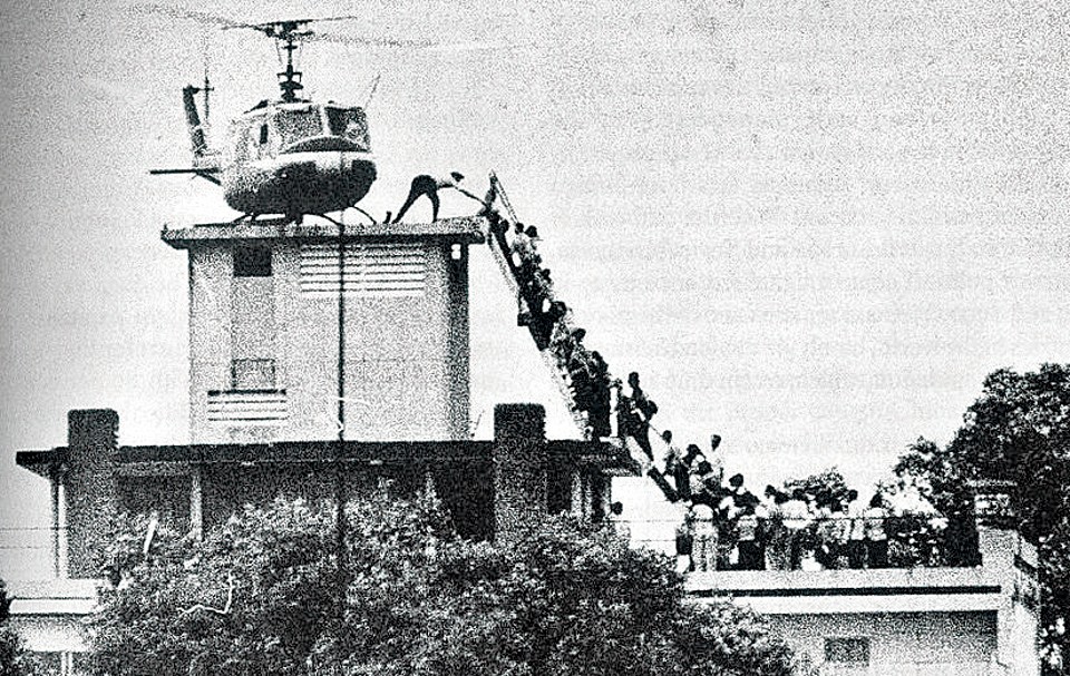 Foto histórica mostra vietnamitas na casa de diretor da CIA, tentando fugir do país em 1975. | Wikimedia Commons