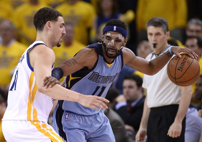 QUE MÁSCARA Mike Conley operou o rosto há oito dias, mas mesmo assim foi para a quadra e, com 21 pontos, liderou a vitória do Memphis. | JOHN G. MABANGLO/EFE