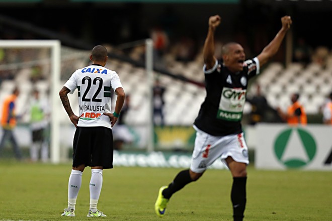 Muita festa dos jogadores do Operário na conquista do título. | Albari Rosa/Gazeta do Povo