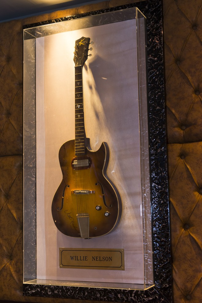 Guitarra de Willie Nelson. | Fred Kendi/Gazeta do Povo