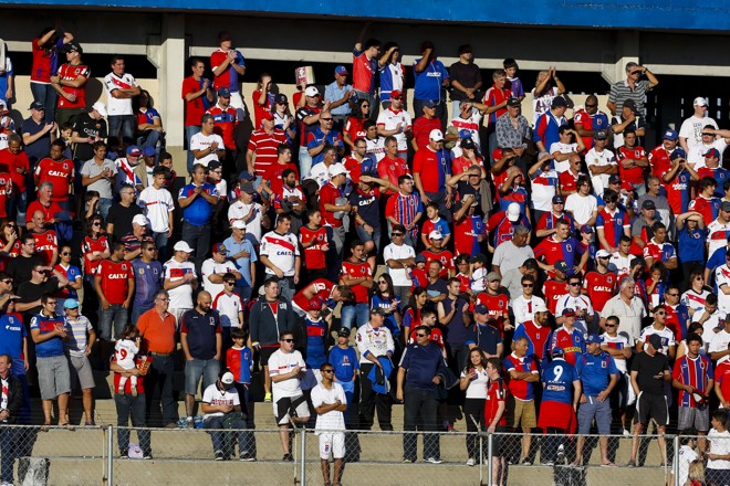 As vezes era necessário até proteger os olhos do sol com a mão para conseguir enxergar o campo de jogo. | Henry Milleo/Gazeta do Povo