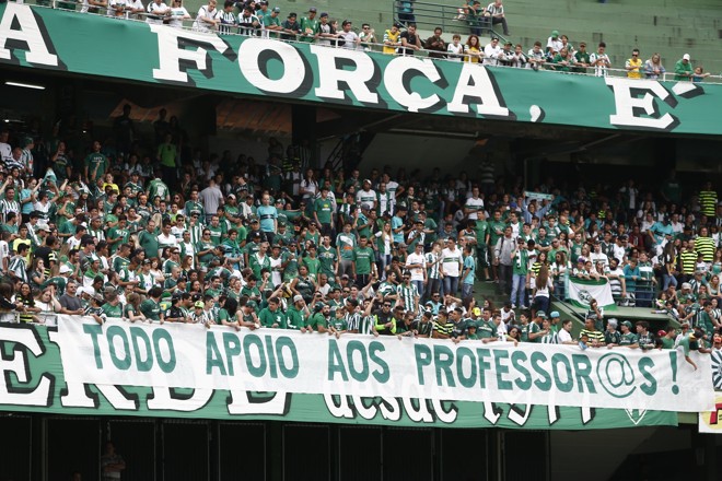 Final também foi marcada pelos gritos de “Fora Beto Richa”. | Daniel Castellano/Gazeta do Povo