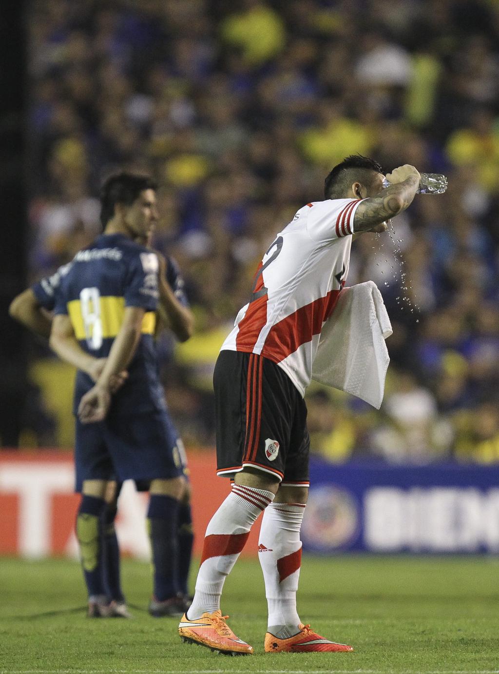 Sebastián Driussi, do River, foi atingido pelo composto de pimenta durante o jogo de quinta-feira contra o Boca | David Fernández/EFE