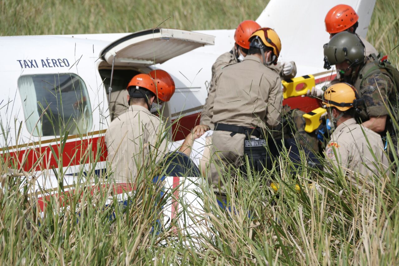 Um dos feridos no incidente é retirado do avião | Cleber Gellio/Midiamax