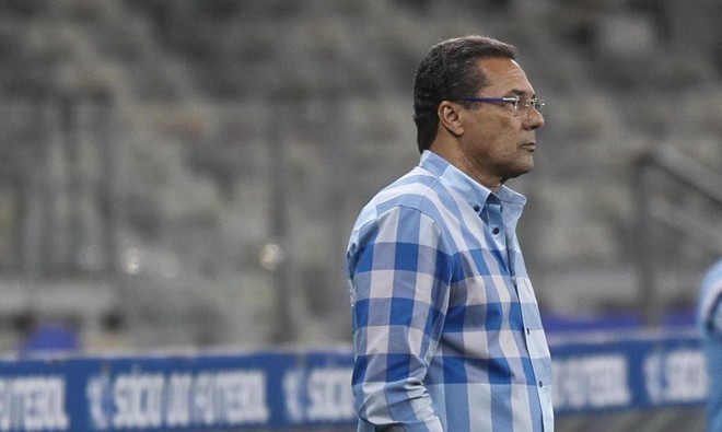 31/8/15 – Vanderlei Luxemburgo caiu um dia depois da derrota para o Santos, em casa, por 1 a 0. Com apenas 36,8% de aproveitamento no Cruzeiro, ele acabou perdendo o emprego pela segunda vez no campeonato – antes, não resistiu à má campanha no Flamengo. A Raposa chegou à sexta partida sem vitória e será comandada provisoriamente pelo auxiliar técnico Deivid (ex-atacante do Coritiba). | Wahington Alves/Light Press/Washington Alves