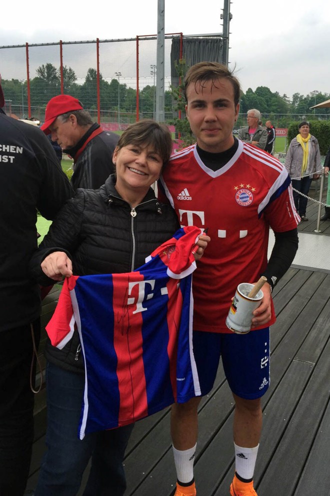 Selma Tonatto, proprietária do tradicional Schwarzwald Bar do Alemão, com Mario Götze, herói do título da Copa de 2014, durante treino do Bayern de Munique, na última semana. Uma equipe do bar está na Alemanha visitando restaurantes e cervejarias | Foto: Divulgação