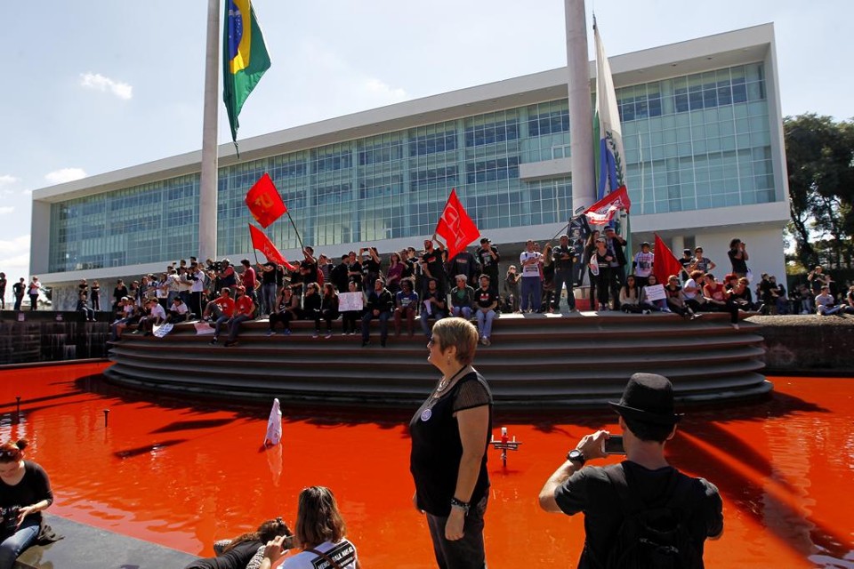 Protesto desta terça-feira tinge de vermelho-sangue o espelho d’água do Palácio Iguaçu:  mudanças de secretários e de discurso para reverter imagem negativa. | Antônio More/Gazeta do Povo