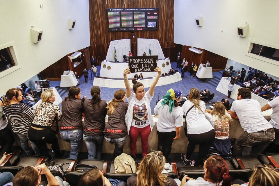Professores protestam na Assembleia: reajuste do funcionalismo não está definido. | Daniel Castellano/Gazeta do Povo