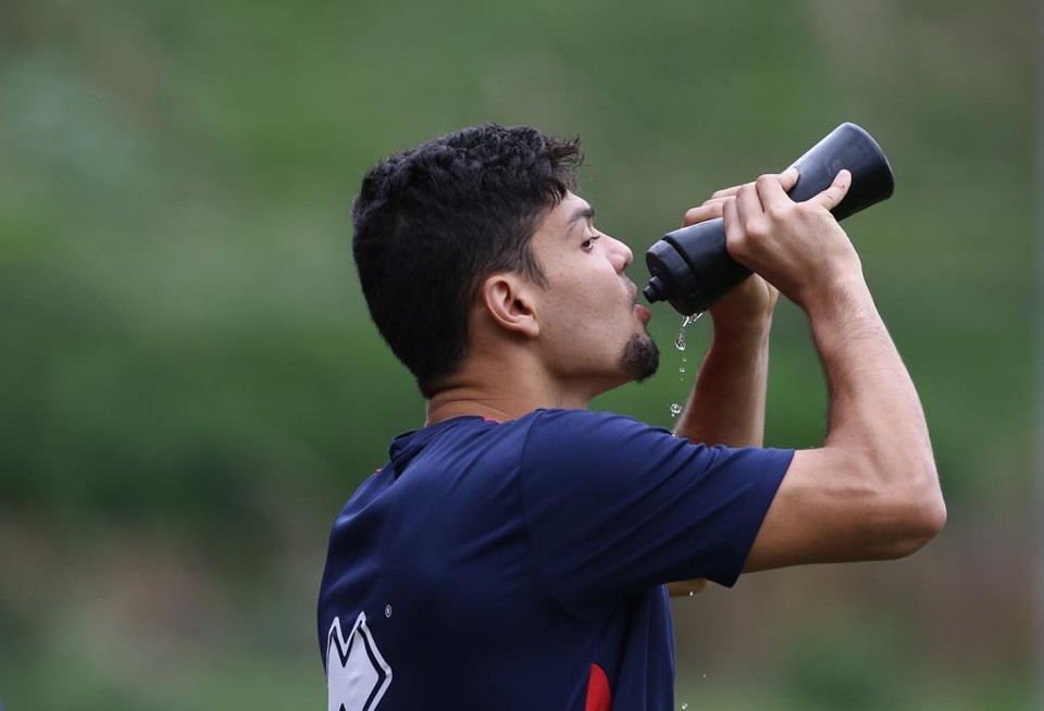 Fernando Viana, de 23 anos, estreou na derrota para o Santa Cruz sem muito brilho: “Temos de nos impor na Vila”. | Giuliano Gomes/Gazeta do Povo