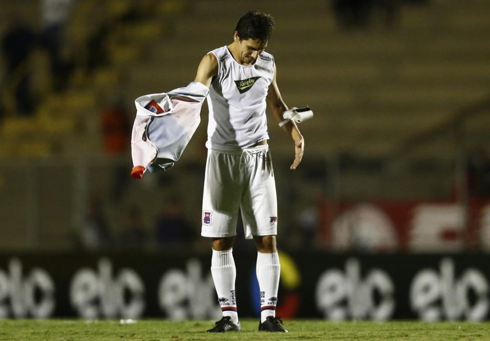 Lúcio Flávio deixa o campo após a eliminação da Copa do Brasil pelo Jacuipense, provavelmente seu último jogo pelo Paraná. | Hugo Harada/Gazeta do Povo