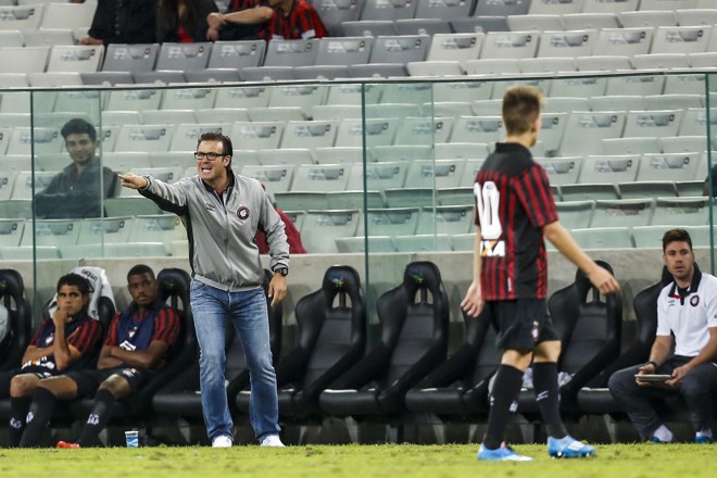 Marcão, treinador substituto do Atlético, comanda a equipe na goleada deste sábado (2) | Brunno Covello/Gazeta do Povo