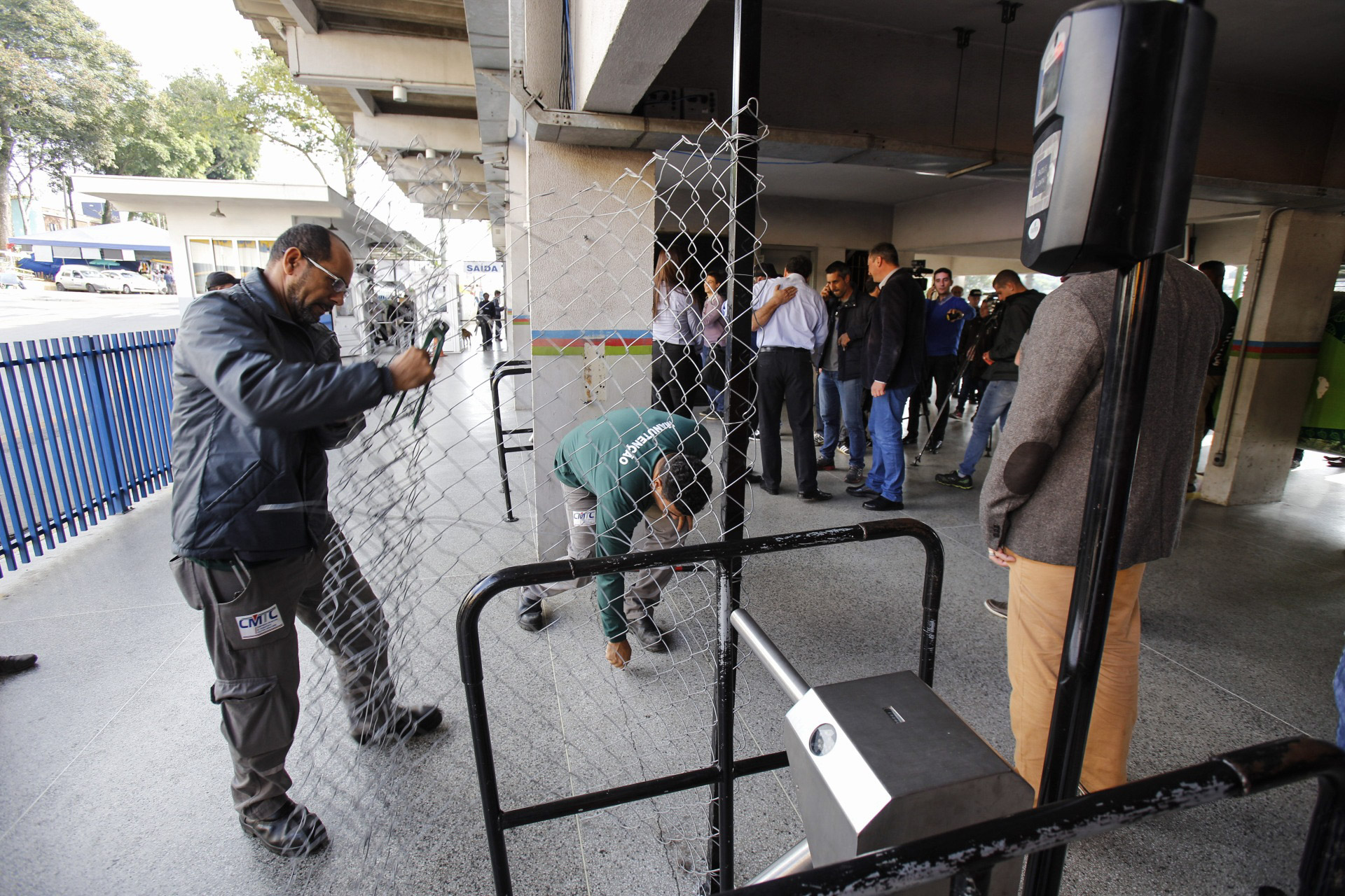 Funcionários retiram grades no terminal de ônibus em Araucária. | Daniel Castellano/Gazeta do Povo
