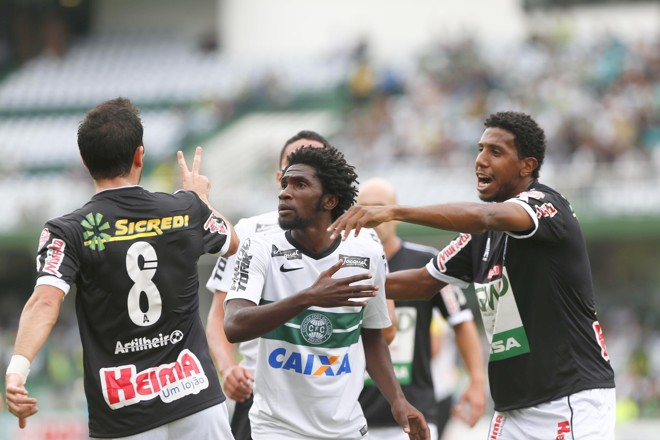 Jogo pegado dentro da área do Operário. | Daniel Castellano/Gazeta do Povo