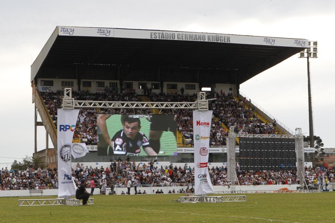 Dois telões transmitiram a final no Germano Krüger. | Jonathan Campos/Gazeta do Povo