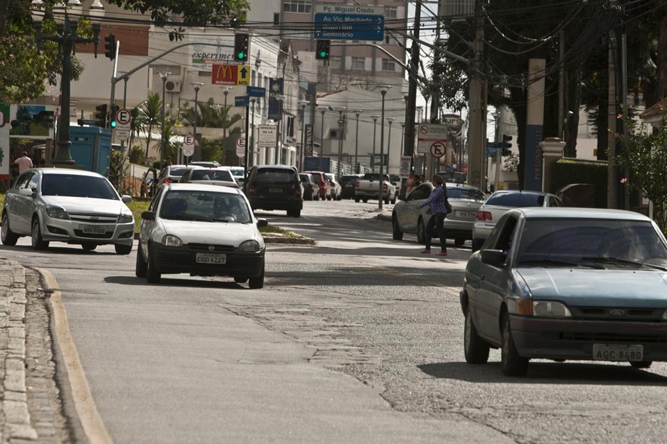 Casal foi sequestrado por dois bandidos enquanto estacionava na Avenida Batel na noite deste sábado (23) | Marcelo Andrade / Gazeta do Povo