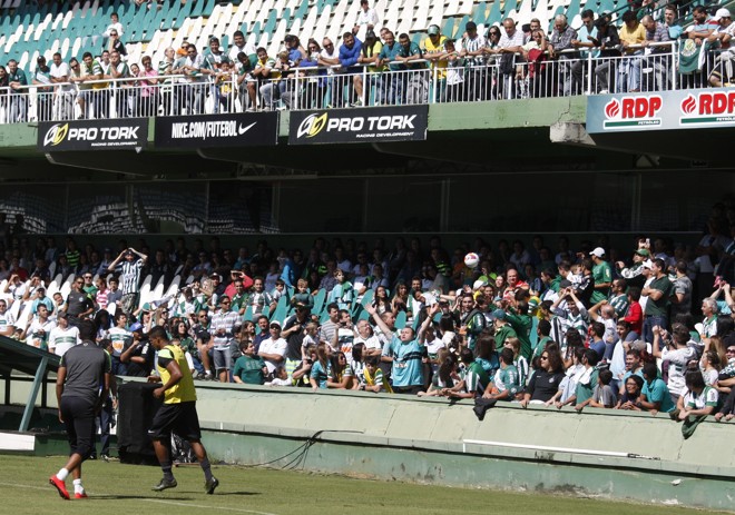 Coritiba faz último treino antes da final com os portões abertos. Cerca de três mil torcedores vieram prestigiar a equipe | Aniele Nascimento/Gazeta do Povo
