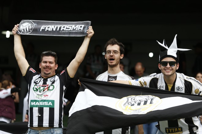 Torcida do Operário lotou a área destinada aos visitantes no Couto Pereira. | Daniel Castellano/Gazeta do Povo