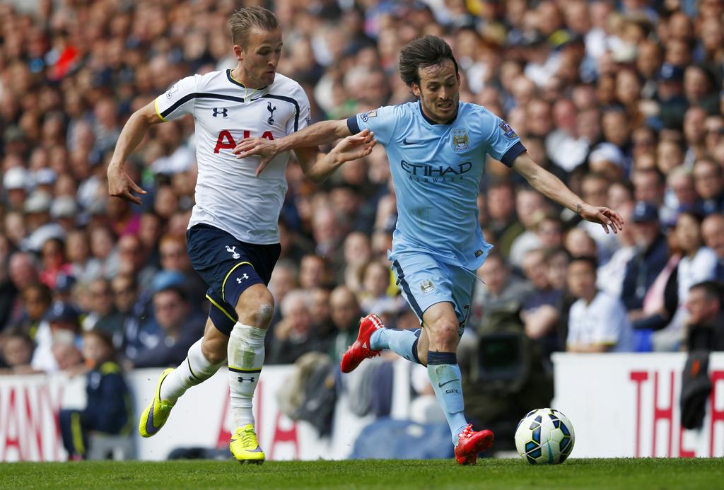 Harry Kane (esquerda), do Tottenham, disputa a bola de David Silva, do Machester City | Eddie Keogh/REUTERS