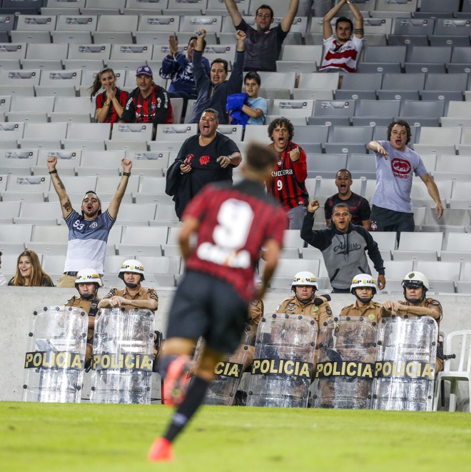 Torcida atleticana comemora o primeiro gol atleticano na goleada deste sábado (2) | Brunno Covello/Gazeta do Povo