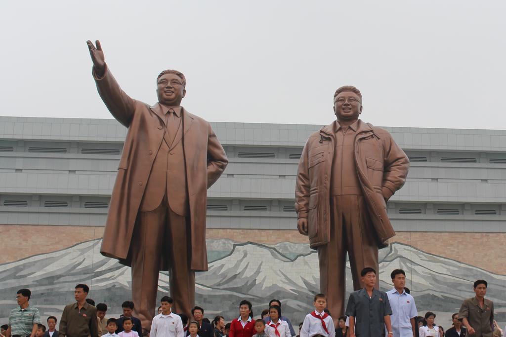 Visitar as estátuas de Kim Il-sung e Kim Jong-il, com 22 metros de altura, na colina Mansudae, faz parte do programa oferecido para turistas que visitam a Coreia do Norte. | José Luís Peixoto/Especial para a Gazeta do Povo