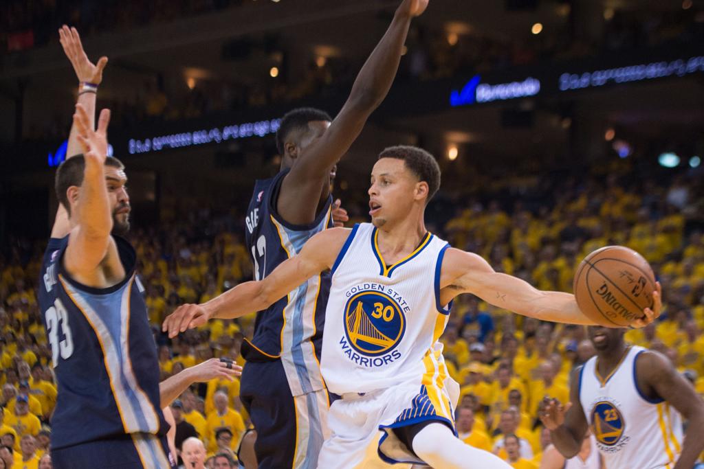 Stephen Curry deu a melhor assistência da temporada. | Kyle Terada/USA Today Sports