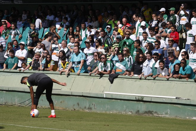 Coritiba faz último treino antes da final com os portões abertos. Cerca de três mil torcedores vieram prestigiar a equipe | Aniele Nascimento/Gazeta do Povo
