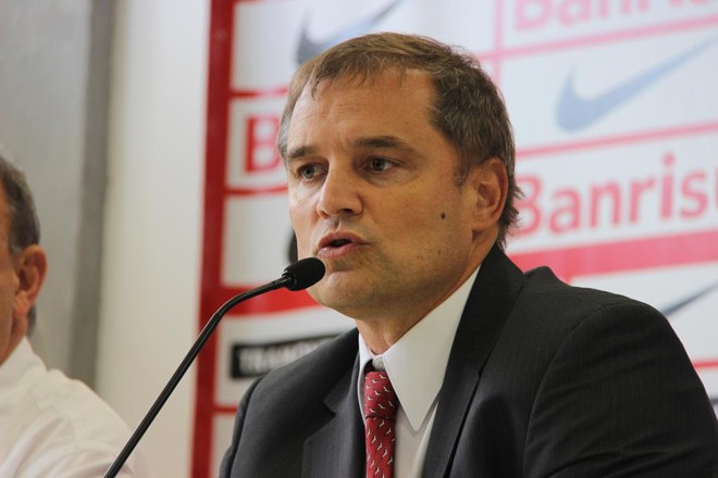 6/8/2015 – O técnico uruguaio Diego Aguirre não suportou a pressão no Internacional. Depois da eliminação na Libertadores, o time gaúcho empatou dois jogos sem gols pelo Brasileiro e caiu às vésperas do Grenal. Sua principal marca no Colorado foi o rodízio de jogadores.Seu retrospecto no time foi de 24 vitórias, 15 empates e 9 derrotas – 60,4% de aproveitamento. | Anderson Kblo/Internacional