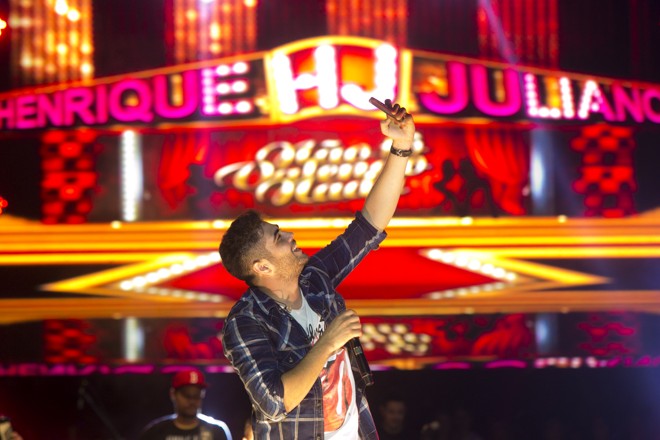 O cantor Henrique pegava o celular dos fãs para tirar selfies. | Brunno Covello/Gazeta do Povo