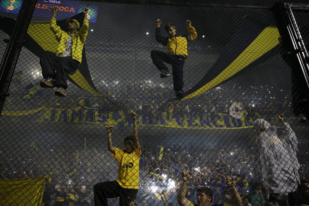 Torcedores do Boca após jogadores do River serem atingidos por substância tóxica. | Ivan Fernández/EFE