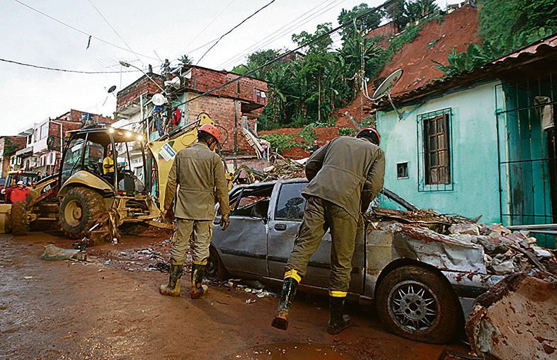Estragos no bairro da Baixa: Salvador soma 600 áreas de risco. | Mila Cordeiro/Ag A Tarde/Folhapress