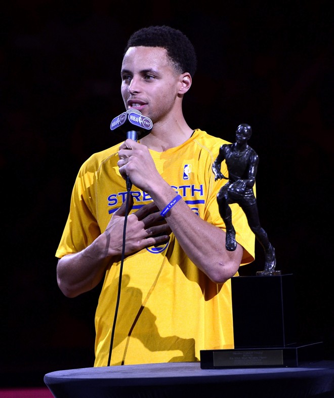 MOMENTO MAGUILA Stephen Curry e a lista de breves agradecimentos pelo merecido prêmio de melhor jogador da temporada. | JOHN G. MABANGLO/EFE