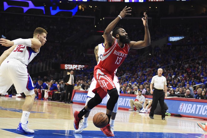 OLHA, MÃE, SEM A BOLA – James Harden avançou para o garrafão adversário, mas esqueceu alguma coisa: a bola. Perdeu a “laranja” para Blake Griffin, que apareceu mais uma vez no jogo. | Richard Mackson/USA Today Sports