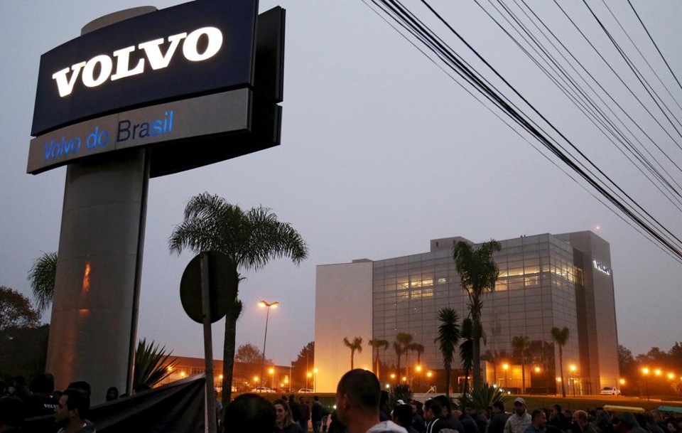 Greve na fábrica da Volvo em Curitiba já dura 12 dias: montadora propõe lay-off de sete meses e PDV para parte dos funcionários. | Rodolfo Buhrer/Reuters
