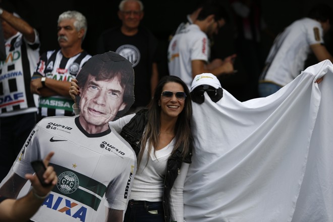 Fantasma operariano e Mick Jagger pé frio na torcida do Operário. | Albari Rosa/Gazeta do Povo