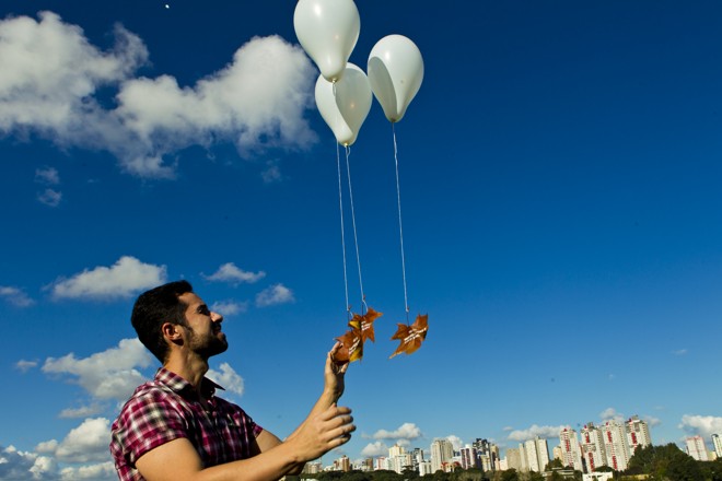 Em 2010, “Intervenções de Outono” espalhou mensagens em folhas, usando balões. | Antonio Costa/Gazeta do Povo