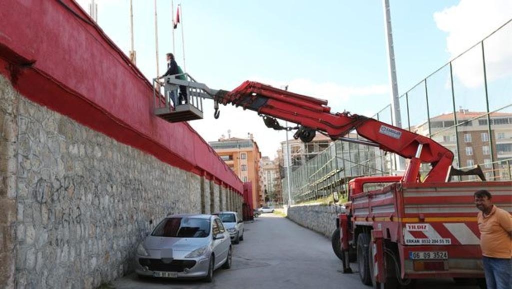 Técnico Hamit Isik usou um guindaste para escapar de punição e comandar os jogadores do Corum Belediyespor. | Reprodução/Hürriyet TV