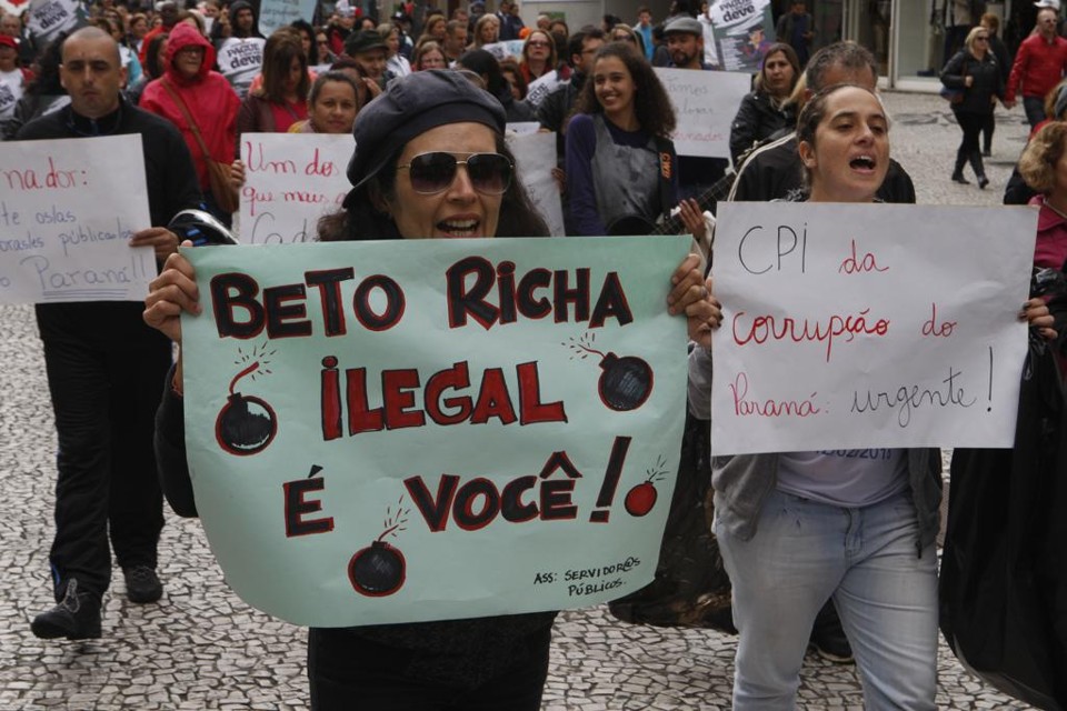 Professores fizeram uma passeata pelas ruas de Curitiba na manhã desta quinta-feira (14) | Aniele Nascimento/Gazeta do Povo