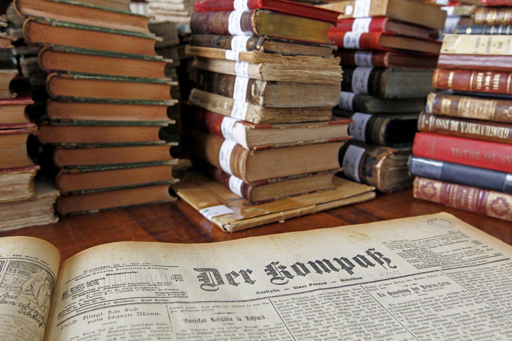 Escrito em alemão, periódico editado em Curitiba divulgava notícias do Partido Nazista. Sede foi depredada após o Brasil entrar na guerra. | Antônio More/Gazeta do Povo