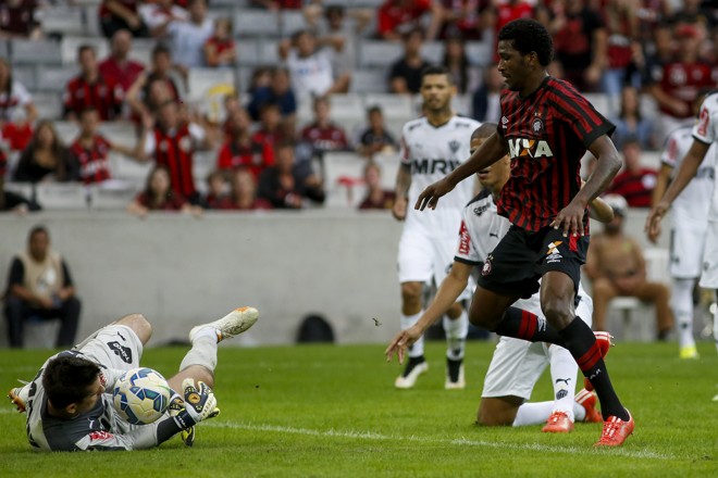 Douglas Coutinho finaliza a queima-roupa, mas Victor faz a defesa. | Henry Milleo/Gazeta do Povo