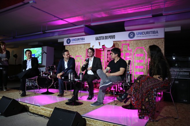 Guido Orgis, editor-executivo da Gazeta do Povo (ao centro), foi o mediador do debate que reuniu o professor Alberto Johwan Oh, coordenador do curso de Administração do Centro Universitário Curitiba (UniCuritiba), Diego Costa, executivo de O Boticário, o empreendedor Aléssio Alionço, fundador da Pipefy e a estudante Emanuella Deconto, fundadora da Rethink. | Pedro Serapio/Gazeta do Povo