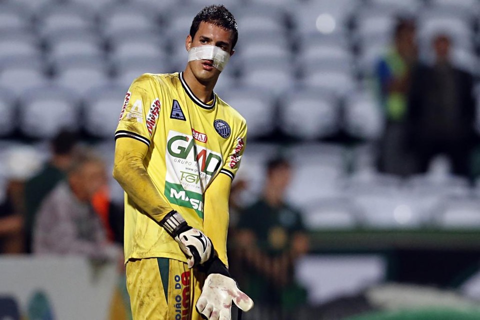 Jhonatan fez importantes defesas enquanto o jogo estava empatado por 0 a 0. | Albari Rosa/Gazeta do Povo