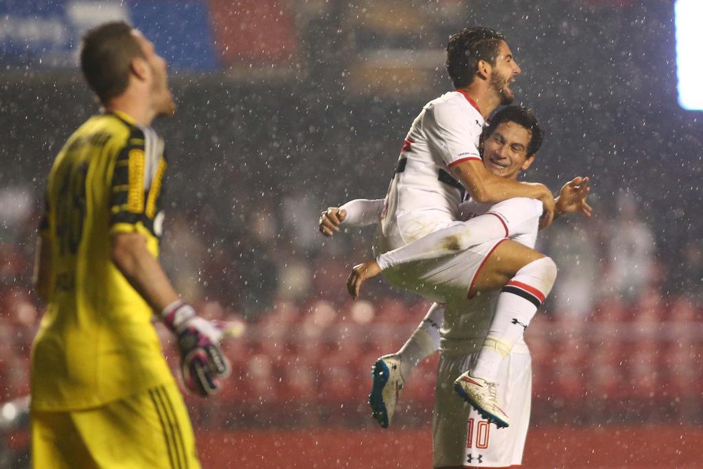Alexandre Pato comemora com Paulo Henrique Ganso o seu gol , o segundo do São Paulo na vitória sobre o Flamengo. | Marcos Bezerra/Folhapress