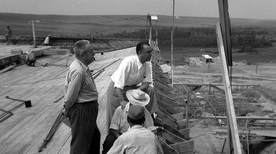 JK vê a construção de Brasília: marco na economia do país. | Divulgação