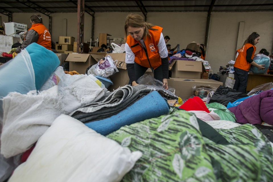 Com o frio, chegou a hora de doar roupas e cobertores que estão encostados nos armários. | Marcelo Andrade/Gazeta do Povo