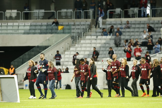 Jogadores do Atlético entraram no gramado ao lado de mães -- algumas, dos próprios jogadores | Hugo Harada/Gazeta do Povo