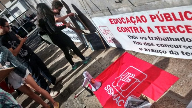 Manifestantes preparam faixas para a passeata até o Palácio Iguaçu. | Antônio More Gazeta do Povo