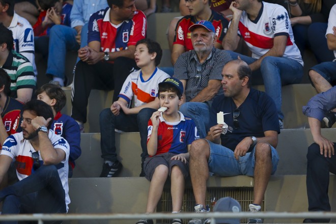 Um jogo finalmente no sábado a tarde permitiu até que o sorvete fosse uma boa pedida. | Henry Milleo/Gazeta do Povo
