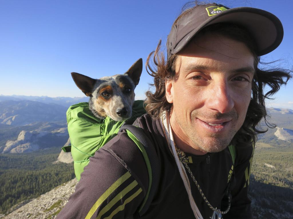 Conhecido pelos saltos radicais, o norte-americano Dean Potter morreu ao bater nas rochas de um parque nos EUA. | EFE