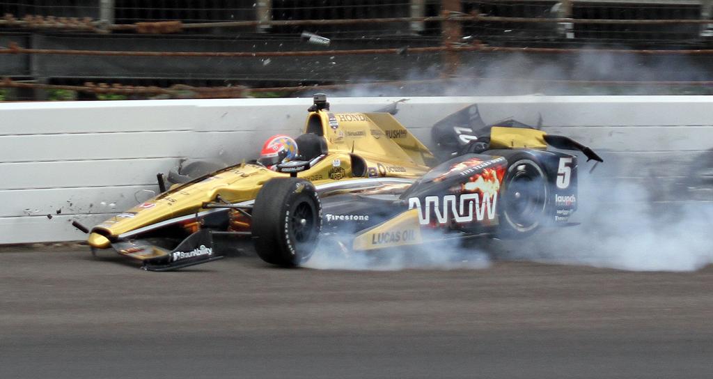Carro de James Hinchcliffe durante o choque em Indianápolis. | ASSOCIATED PRESS/ESTADÃO CONTEÚDO