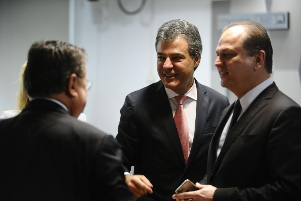 Richa com o deputado Ricardo Barros durante a sabatina de Fachin. | Marcos Oliveira
/Agência Senado